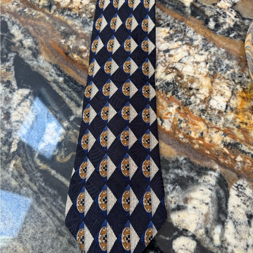 Elegant Geometric Patterned Tie - Black and Gold
